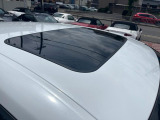 【ムーンルーフ】開放感たっぷりの希少装備、ムーンルーフが装着されています!車内に明かりを取り入れたり景色を楽しむ以外にも、車内の空気も簡単に換気できて快適です!