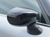 MINIの電動格納サイドミラーは、スイッチ操作でスムーズに開閉でき、狭い駐車場でも安心して扱えます。車体との一体感あるデザインで、利便性とスタイリングを両立した装備です。
