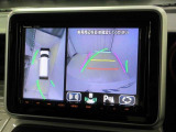 全方位モニター付きです。車両を上から見たような映像をナビゲーション画面に表示。運転席からの目視だけでは見にくい、車両周辺の状況をリアルタイムでしっかり確認できます。