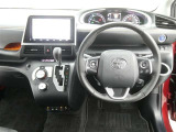 運転席からの視界はこんな感じです☆お気軽にご来店いただき、実際に座って是非お確かめください。ドライバーに寄り添う快適な操作フィールをもたらすステアリングです。
