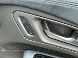 【パワーシート】運転席のポジション設定は電動です。2パターンまで登録できます。また降車時にはハンドルが上に、シートが後端まで下がり、降りやすくなります。