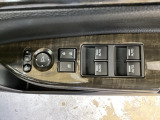 ハンドルの右側に電動格納付きパワーミラーの操作スイッチがついています。左右のサイドミラーの角度調節も微調整ができて便利です。パワーウインドウは運転席でドア4枚とも上下の操作ができるようになっています。