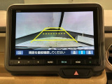 リバースギアに入れるだけで後方の表示へ切り替わります。夜間や雨の日の駐車も楽になりますよ。