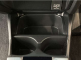 運転席と助手席の間にはドリンクホルダーが付いています。ちょうど手の届く所にありますので、とっても便利です♪