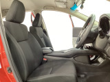 広い足元にゆったり座れるシートには肘掛けも装備しており長距離の運転でも疲れにくくなってます。女性でも運転がしやすいように、シートの高さ調整機能(シートリフター)がついています。