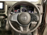 ハンドルにHondaセンシング系のクルーズコントロールやレーンキープアシストなどのスイッチが装備されています。ハンドルから手を離さず安全に操作できます。