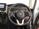【ハンドル】運転にかかわる様々な操作を安全に行えるように視点移動が少なく操作性に配慮されたスイッチ類が凝縮されたコックピットです。
