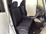 女性でも運転がしやすいように、シートの高さ調整機能(シートリフター)がついています。運転席と助手席の間が空いている為、助手席側への移動がスムーズです。交通量の多い道でも助手席側から乗り降りができます。