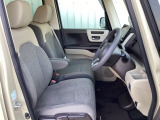 乗降がしやすい運転席。高さが調節できて小柄な方でも運転しやすいポジションをとることができます。