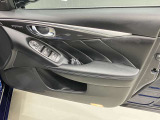 【運転席ドア】ボトルホルダーや収納ポケットが付いているので運転席周りもスッキリ保てます★