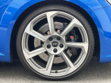 19インチ純正アルミホイール装備 全車両に標準装備の純正アルミホイールは、純正ならではのバランスの良いデザインと、走行安定性をお楽しみ頂けます。