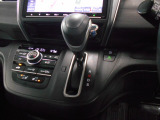 インパネシフトだから視線の移動も少なく足元もスッキリ。運転席もゆったりしているのでゆとりを持ってドライブできますね。