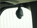 この車にはリアにもドライブレコーダーを装備しております◆映像・音声などを記録する自動車用の装置です。 もしもの事故の際の記録はもちろん、旅行の際の思い出としてドライブの映像を楽しむことができます。