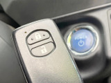 【スマートキー】カバンやポケットに入れたままでもドアの施錠・解錠が可能なスマートキーを装備。エンジンのオン・オフ時もカギを取り出す必要が無いからとっても便利です♪