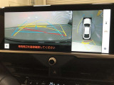 【パノラミックビューモニター(床下透過表示機能付)】クルマを上から見たような画像をディスプレイに表示し、運転席から確認しにくい箇所も確認できます。車両直下及びタイヤ付近のアンダーフロアの確認も可能です