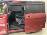【両側オートスライドドア】子供を乗せたりするのにも隣の車を気にせずストレスフリー★雨の日などはリモコンキーからドアの開閉ができてとても便利な両側オートスライドドア★