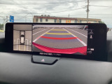車両の前後左右に備えた計4つのカメラを活用し、車両を上方から俯瞰したようなトップビューのほか、フロントビュー、リヤビュー、左右サイドビューの映像をセンターディスプレイに表示。