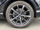 21インチ純正アルミホイール装備 全車両に標準装備の純正アルミホイールは、純正ならではのバランスの良いデザインと、走行安定性をお楽しみ頂けます。