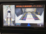 バックカメラの他に上から見下ろしたような画像が見れるアラウンド(全方位)モニター。前後左右を把握できる、すごい機能が装備されています!
