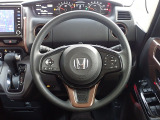 ハンドル左側にはオーディオ操作が出来るオーディオリモートコントロールスイッチ、右側にはHonda SENSINGとオートクルーズコントロールのスイッチを装備!