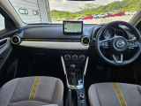 【運転席インテリアデザイン】左右対称のインテリアデザインでドライバーを包み込み運転に集中できるように設計されています。