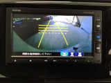 【バックカメラ】運転が苦手な方も車庫入れラクラクです!ギアをリバースに入れれば自動的に切り換わりますので、面倒な操作は不要です♪狭い駐車場もお車を傷つけず安心ですね!