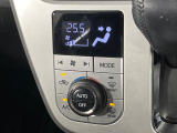 【オートエアコン】一度お好みの温度に設定すれば、車内の温度を検知し風量や温度を自動で調整。暑い&hellip;寒い&hellip;と何度もスイッチ操作をする必要はありません。快適な車内空間には必須の機能ですね♪