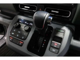 インパネシフトだから視線の移動も少なく足元もスッキリ♪運転席もゆったりしているのでゆとりを持ってドライブできますね!