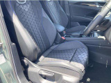R-Line専用デザインのスポーツコンフォートシートは、欧州車らしく硬めのセッティングで、長距離でも快適に運転できます。