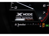 X-MODEは路面に応じてモードを選択するだけで4輪の駆動力やブレーキなどを最適にコントロール。悪路からのスムーズな脱出をサポートします。