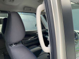 【乗降用グリップ】ルークスは低床フロアで乗降しやすいお車です。が、お子様やご年配の方で乗降しづらい時がある時は、大型で掴みやすいこのグリップをご利用頂くと便利です。