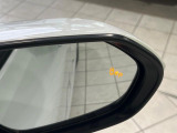 【ブラインドスポットモニター】走行中、ドアミラーの死角になりやすい箇所に後続車が接近するとサイドミラーのレンズに警告を表示!ドライバーに注意喚起をしてくれます。