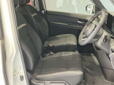 運転席、助手席です。座面も広くゆったりと座れてアームレストも付いているので重宝します。