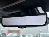 【スマートリヤビューミラー】後席の大きな荷物や同乗者で後方が確認しづらい時でも安心!カメラが撮影した車両後方の映像をルームミラー内に表示。クリアな視界で状況の確認が可能です!