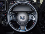 ハンドル左側にはオーディオ操作が出来るオーディオリモートコントロールスイッチ、右側にはHonda SENSINGとオートクルーズコントロールのスイッチを装備!