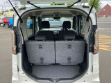 リヤシートの肩部にある操作レバーで荷室側からすばやく簡単に前倒しができますよ☆分割可倒式なので載せるものによってアレンジが可能です☆