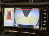 パノラミックビューモニターシステムが付いているので車の上から見た映像が確認できますよ。 一目で車両周辺の情報を確認できますが、直接安全をご確認下さい。