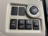 コーナーセンサーを車の前後に装備。障害物までの距離に応じて警告音を変えてお知らせ。縦列駐車時や駐車場・車庫などでの取り回しをサポートします。詳細は販売店スタッフまでおたずねください。