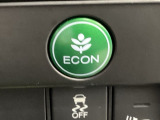 ECON モードをON にするとアクセルペダルの動きに対するエンジンの反応とエアコンの制御を切り換えることで、燃費のいい運転をするドライバーがペダルを踏んだ時と同じようにエンジンを制御します。