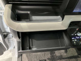 助手席側に引き出しあります☆小物の収納に便利に使えます♪