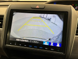 リバースギアに入れるだけで後方の表示へ切り替わります。夜間や雨の日の駐車も楽になりますよ。