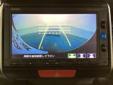 バックでの車庫入れも安心です! リアカメラが付いているバックモニター付のナビを装備しております。操作線もついており距離感も画面から確認できます。