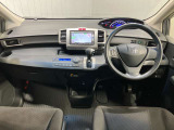【運転席・助手席転席】運転席の足もともゆったりで長距離ドライブでも快適に★