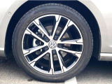 17インチ純正アルミホイール+22545R17タイヤを装着。