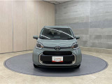 お車購入のポイントとなるフロントマスクです!シャープな目つきが印象的なデザインのヘッドランプです。