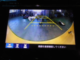 バックカメラの画像です。ガイドラインがスムースな車庫入れをサポートいたします。車庫入れの安心感がアップしますね。