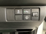 ハンドルの右側にはヘッドライトレベライザーとHondaセンシング用のメインスイッチがついています。ヘッドライトレベライザーは道路状況や積荷の加重に応じてライトの高さを調節できます。