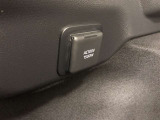 ラゲージルーム左側に、アクセサリーコンセント(AC100V・1500W)が設置されています。非常時給電システムが使用可能。機能の詳細は展示店舗までお尋ねください。