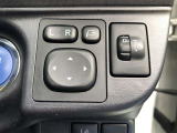 電動格納式ドアミラー付き。 狭い駐車場へ停めた時に、ボタン1つで左右のミラーをたたむ事ができます。