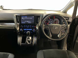運転席周りのレイアウトをご覧ください。ナビゲーションが綺麗に装着されすっきり収まってますね!